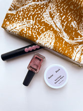 Load image into Gallery viewer, Tinker Banksia Print Dilly Bag